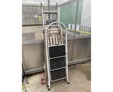THREE SETS OF STEP LADDERS TO INCLUDE A THREE RUNG WOODEN LADDER AND TWO FURTHER ALUMINIUM LADDERS 