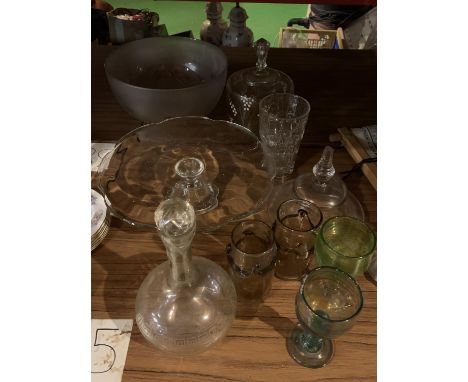 AN ASSORTMENT OF GLASSWARE TO INCLUDE CEILING PENDANT, CAKE STAND, ETCHED GLASS DECANTER ETC 