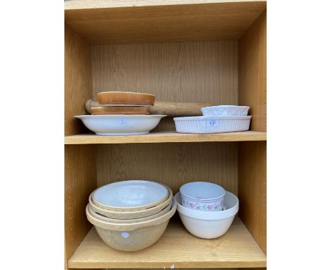 AN ASSORTMENT OF CERAMIC WARE TO INCLUDE MASON CASH MIXING BOWLS, ROLLING PIN ETC 