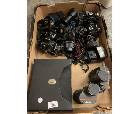 A QUANTITY OF CAMERA EQUIPMENT TO INCLUDE MINOLTA EXAMPLES AND A PAIR OF PRINZ BINOCULARS 