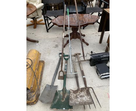 AN ASSORTMENT OF GARDEN TOOLS TO INCLUDE SHOVELS,SPADES AND RAKES ETC 