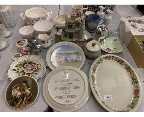 A SELECTION OF CERAMIC WARE TO INCLUDE TWO COLLECTABLE VILLROY AND BOSCH PLATES 