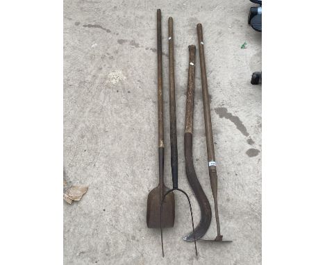 FOUR VINTAGE GARDEN TOOLS TO INCLUDE A PITCH FORK AND HOE ETC 