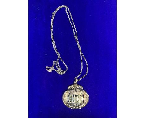 A SILVER CHAIN MARKED STERLING AND AN ORNATE DOUBLE SIDED PENDANT WITH A PRESENTATION BOX 