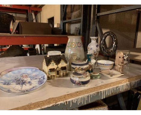 A SELECTION OF CERAMIC WARE TO INCLUDE TRINKET BOXES, COLLECTORS PLATES ETC 