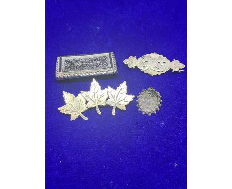 FOUR SILVER MARKED BROOCHES TO INCLUDE A SWEETHEART BROOCH HALLMARKED CHESTER,  A RECTANGULAR MARKED STERLING SILVER ETC 