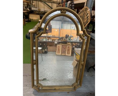 A LARGE ORNATE GILT FRAMED WALL MIRROR 
