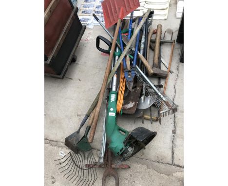 A LARGE QUANTITY OF GARDEN TOOLS TO INCLUDE AN ELECTRIC STRIMMER, RAKES, PRUNES AND SHEARS ETC 