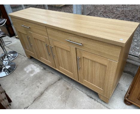 A MODERN LIGHT OAK EFFECT SIDEBOARD ENCLOSING TWO DRAWERS AND FOUR CUPBOARDS, 64" WIDE 