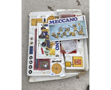 A VINTAGE MECCANO SET 