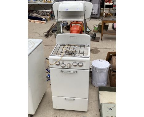 A VINTAGE NEW WORLD THIRTY THREE RETRO COOKER 