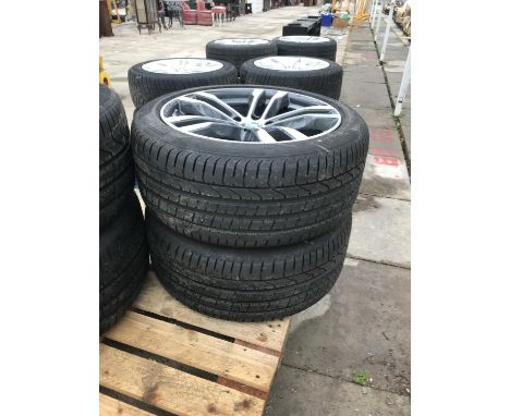 A PAIR OF BMW SPORTS TYRE RIMS WITH PIRELLI 275/40 R20 TYRES 