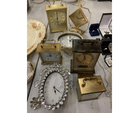 A COLLECTION OF VARIOUS CARRIAGE CLOCKS TO INCLUDE A MODERN DECORATIVE WALL CLOCK WITH PENDULUM 