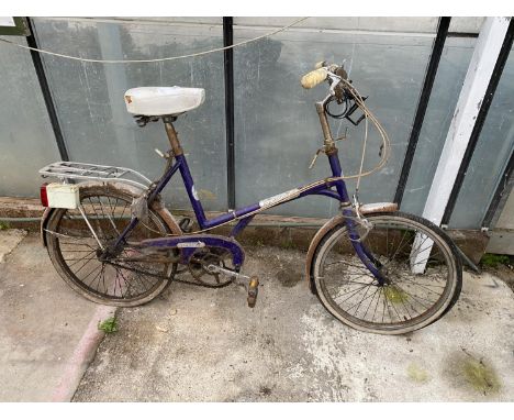 A VINTAGE DAWES SHOPPER BICYCLE 