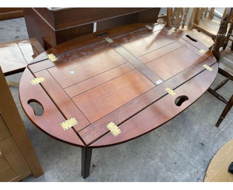 A GEORGIAN STYLE BUTLERS TRAY TYPE COFFEE TABLE WITH BRASS HINGES 