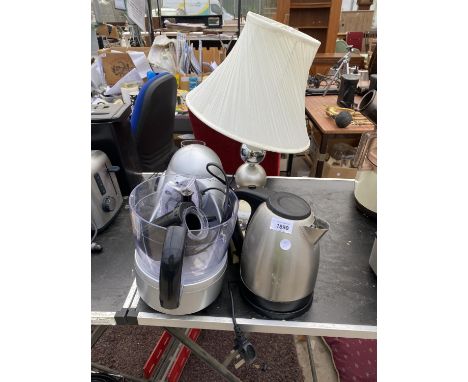 AN ASSORTMENT OF ELECTRICALS TO INCLUDE A JAMES MARTIN FOOD PROCESSOR AND A TABLE LAMP ETC 