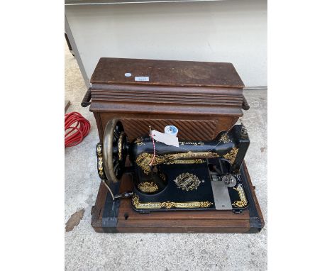 A VINTAGE SINGER SEWING MACHINE IN A WOODEN CASE 