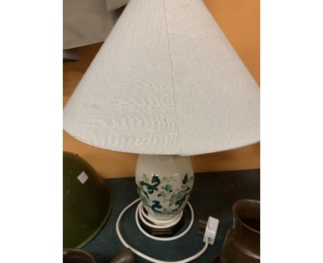 A CHINA TABLE LAMP WITH GREEN DESIGN AND GOLD DETAIL TO INCLUDE A CREAM SHADE 
