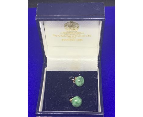 A PAIR OF JADE STUD EARRINGS SET IN 9 CARAT GOLD MARKED 375 IN A PRESENTATION BOX 