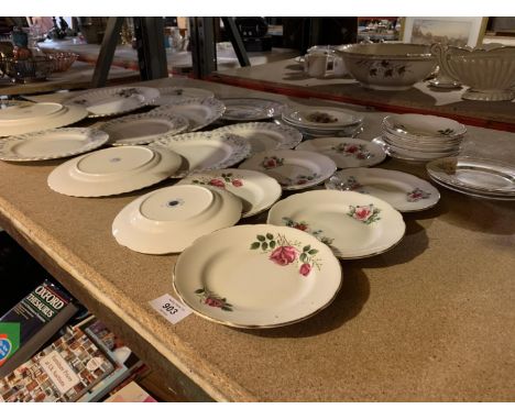 AN ASSORTMENT OF CERAMIC WARE TO INCLUDE ROYAL ALBERT 'MEMORY LANE' PLATES 