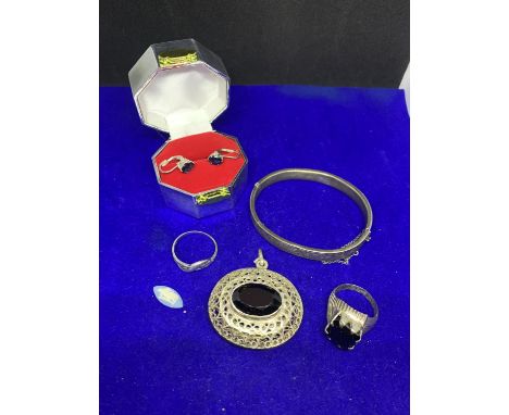 VARIOUS MARKED SILVER ITEMS TO INCLUDE A BANGLE, LARGE ORNATE PENDANT, TWO RINGS AND EARRINGS WITH A SMALL JASPERWARE PLAQUE 
