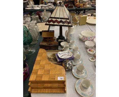 A COLLECTION OF MIXED ITEMS TO INCLUDE ROYAL DOULTON COFFEE SET, TIFFANY STYLE TABLE LAMP, WOODEN ITEMS ETC 