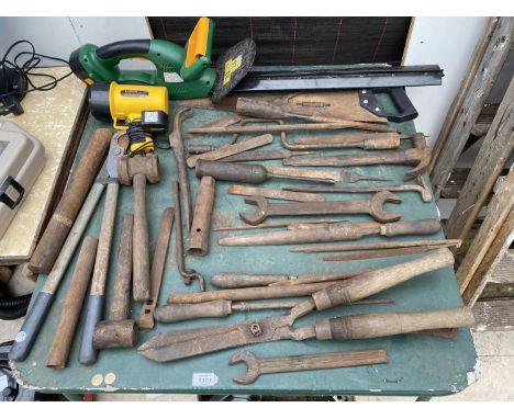 A LARGE ASSORTMENT OF VINTAGE HAND TOOLS TO INCLUDE A BATTERY POWERED HEDGE CUTTER ETC 