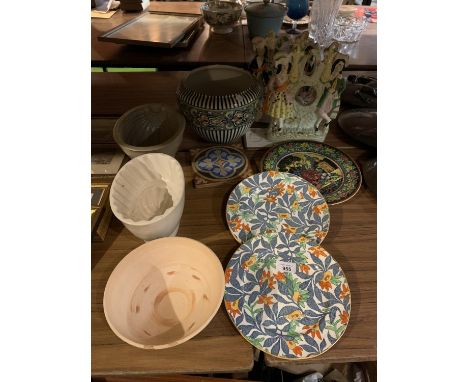 AN ASSORTMENT OF CERAMIC ITEMS TO INCLUDE A PAIR OF STAFFORDSHIRE FLATBACKS, A WINTON BOWL, ROYAL DOULTON PLATE ETC 
