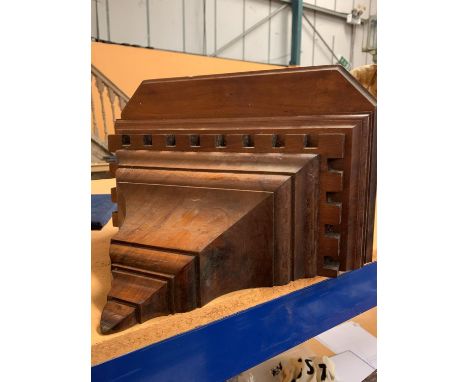 A SUBSTANTIAL MAHOGANY WALL BRACKET 