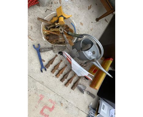 AN ASSORTMENT IOF ITEMS TO INCLUDE A METAL WATERING CAN, BRASS CANDLESTICKS AND HAND TOOLS ETC 