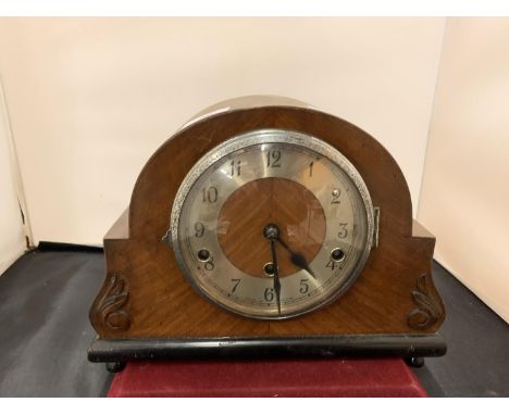 AN OAK WESTMINSTER CHIMING MANTLE CLOCK 