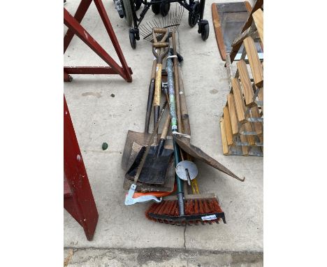 A LARGE QUANTITY OF GARDEN TOOLS TO INCLUDE SHOVEL, SPADE AND RAKE ETC 