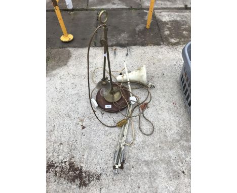A VINTAGE ANGLE POISE LAMP AND A FURTHER DECORATIVE VINTAGE TABLE LAMP 