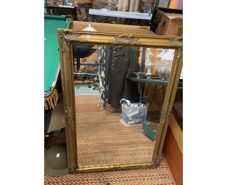 A LARGE RECTANGULAR GILT FRAMED MIRROR 75CM X 105CM 