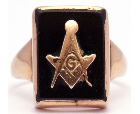 Yellow metal and onyx Masonic ring, centring a compass and square applied to a rectangular onyx panel in a plain polished mou
