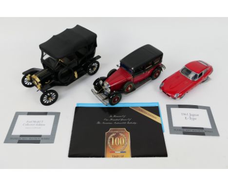 Franklin Mint - Three unboxed 1:24 scale diecast model cars from Franklin Mint. Lot consists of a Limited Edition Ford Model 