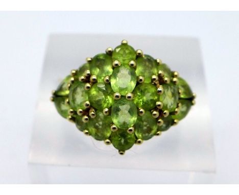 A 9ct gold and peridot ring, weight 5.5g, size Q