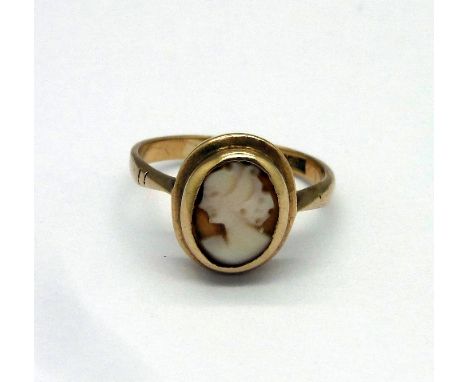 A 9ct gold cameo ring, weight 2.3g, size M