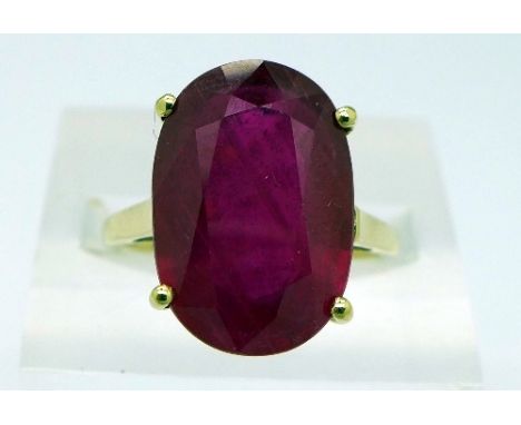 A 9ct gold and ruby ring, weight 4.7g, size P