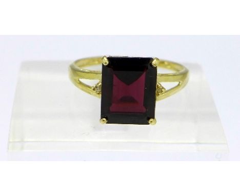 A 9ct gold and garnet ring, weight 2g, size O