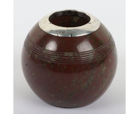 A George VI agate and silver topped inkwell, Birmingham, Levi & Salaman 1920, 6cmHx6cmW