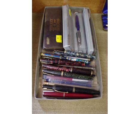 Pens:&nbsp;a collection of vintage fountain pens and similar, to include 14ct nib examples.&nbsp; 