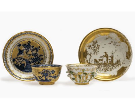 Zwei Koppchen mit UntertassenMeissen, um 1720/1730Böttgerporzellan bzw. Porzellan. Golddekor und -staffage. Ein Koppchen mit 