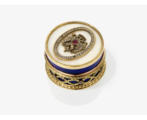 Runde Deckeldose in der Art der Fabergé-DosenGold en trois couleurs 56 Zolotniki (585/-), gestempelt. Royalblaues und weißes 