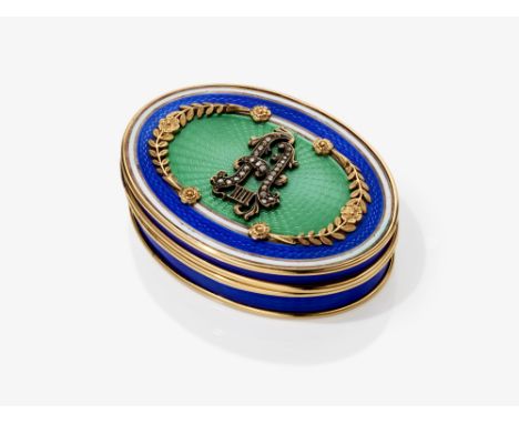 Ovale Deckeldose in der Art der Fabergé-DosenGelbgold 56 Zolozniki (585/-), gestempelt, Silber, getestet. Royalblaues und lin
