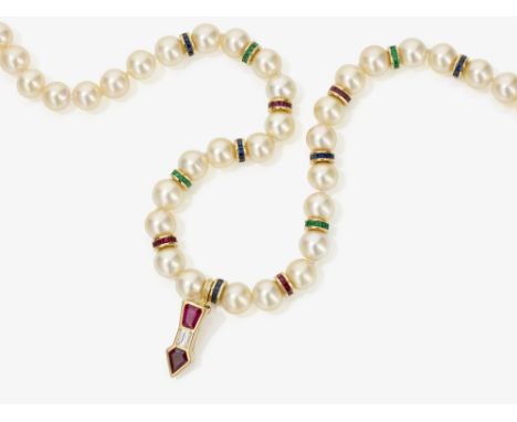 Zuchtperlenkette mit Anhänger mit Saphiren, Smaragden, Rubinen und einem DiamantGelbgold 750/-, gestempelt. 1 Diamant im okto