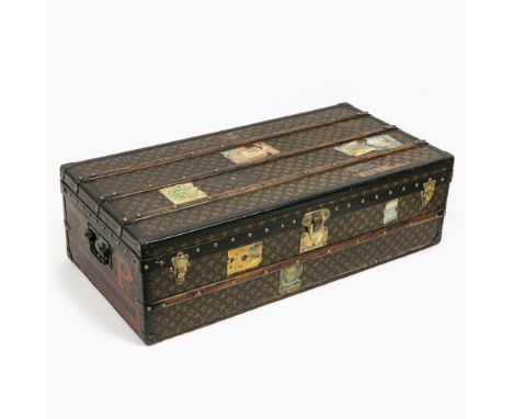 "Louis Vuitton Travel Trunk",Paris, um 1913 Serien-Nr. 507613Lederbezug mit Louis-Vuitton-Prägung. Messingbeschläge. Holzleis