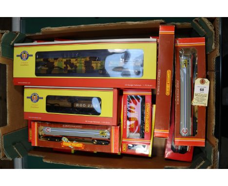18x OO gauge railway items. Including an Oxford Rail 0-6-0 Dean Goods tender locomotive, ROD 2308, in light brown. Together w