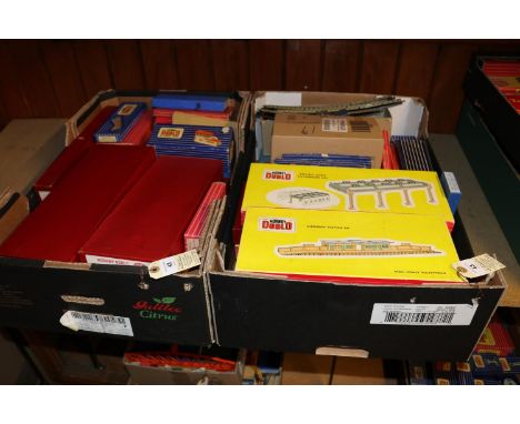 A quantity of Hornby Dublo Lineside Items and Accessories. Including 2x Suburban Station Kit. 7x Engine Shed Extension Kit. G