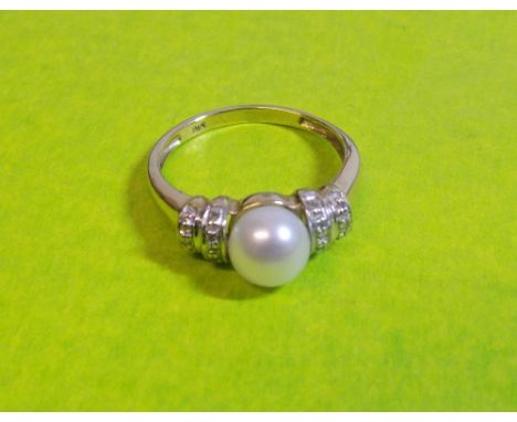 GOLD SINGLE PEARL AND DIAMOND CHIP SHOULDER RING 2.1g